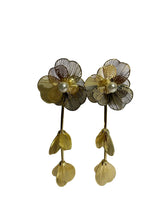 Pearl Center Flower Drops